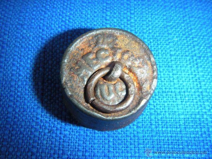 Antig&uuml;edades: ANTIGUA PESA DE HIERRO 50 GRAMOS - Foto 1