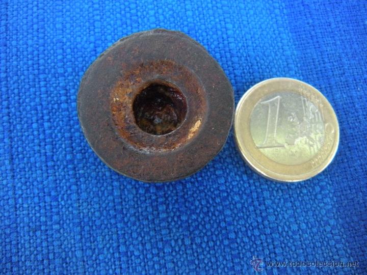 Antig&uuml;edades: ANTIGUA PESA DE HIERRO 50 GRAMOS - Foto 3