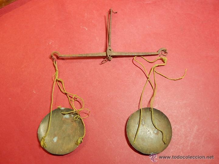 Antig&uuml;edades: ANTIGUA BALANZA CON SIETE PESAS. - Foto 2