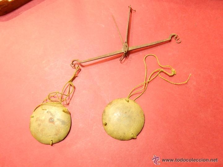 Antig&uuml;edades: ANTIGUA BALANZA CON SIETE PESAS. - Foto 3