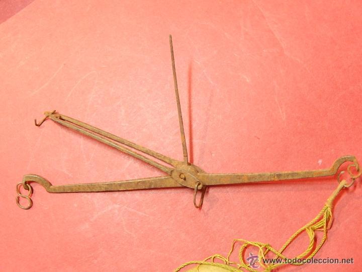 Antig&uuml;edades: ANTIGUA BALANZA CON SIETE PESAS. - Foto 4