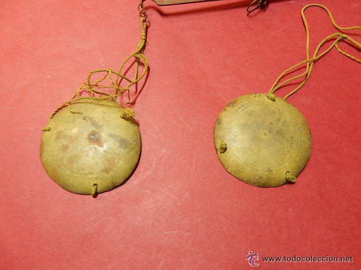 Antig&uuml;edades: ANTIGUA BALANZA CON SIETE PESAS. - Foto 6