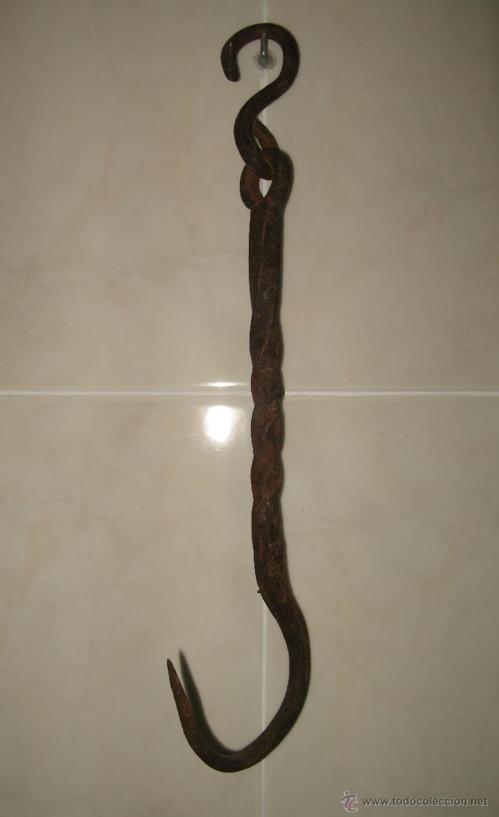 Oggetti Antichi: Gancho de Un Garfio Para el Manejo del Cerdo y su Colgadura.Siglo XIX. De Museo Etnogr&aacute;fico
