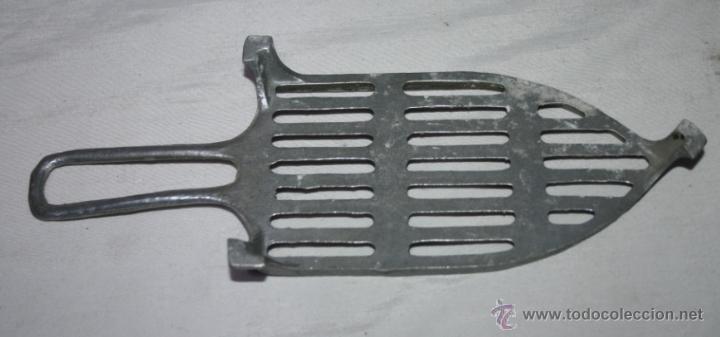 Antig&uuml;edades: ANTIGUO PIE DE PLANCHA DE ALUMINIO - Foto 2