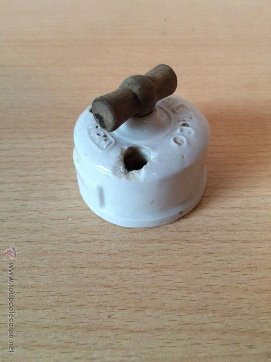 Antig&uuml;edades: ANTIGUA LLAVE DE LUZ DE CERAMICA Y MADERA - Foto 2