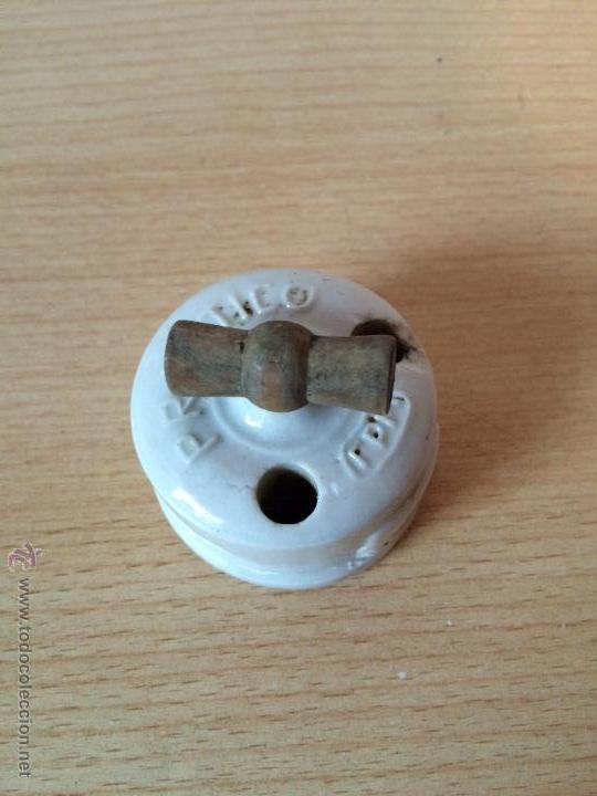 Antig&uuml;edades: ANTIGUA LLAVE DE LUZ DE CERAMICA Y MADERA - Foto 3