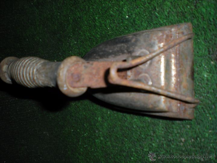 Antig&uuml;edades: Plancha el&eacute;ctrica con mango madera antigua - Foto 4