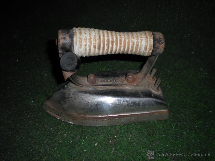 Antig&uuml;edades: Plancha el&eacute;ctrica con mango madera antigua - Foto 1
