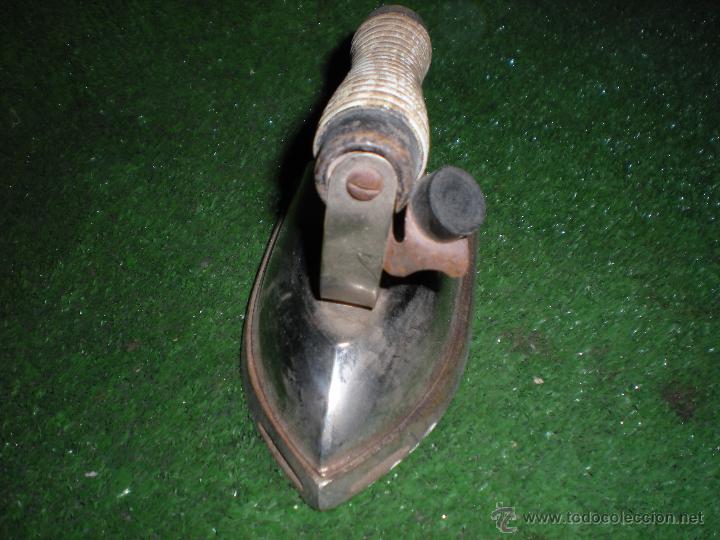 Antig&uuml;edades: Plancha el&eacute;ctrica con mango madera antigua - Foto 2