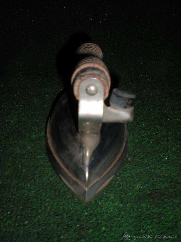 Antig&uuml;edades: Plancha el&eacute;ctrica con mango madera antigua - Foto 5