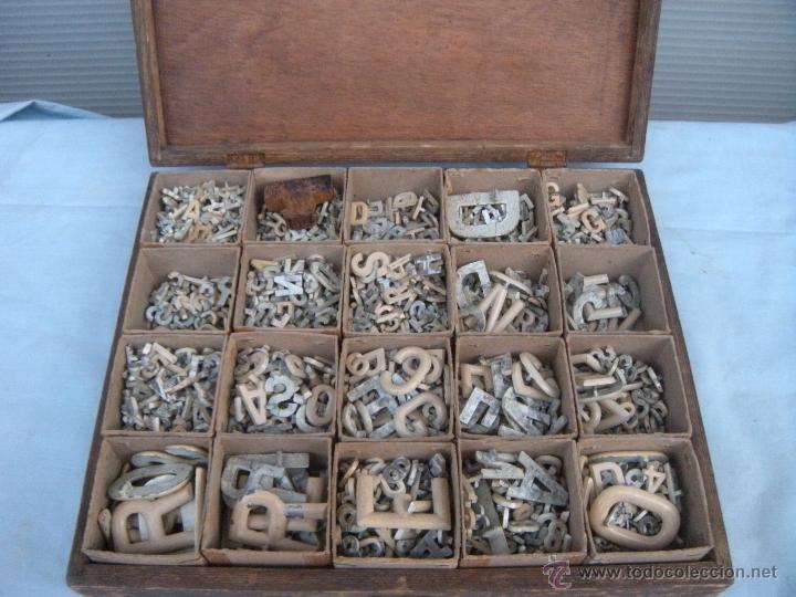 Antig&uuml;edades: ANTIGUA CAJA CON LETRAS DE PLOMO. - Foto 1
