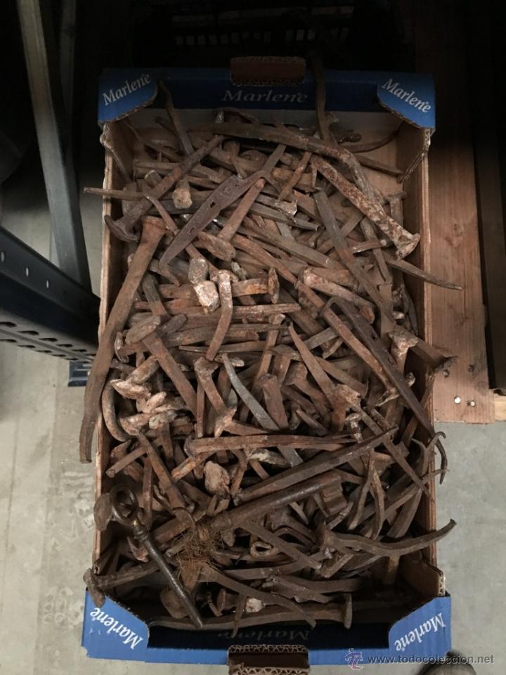 Antig&uuml;edades: LOTE DE CLAVOS DE FORJA - Foto 1