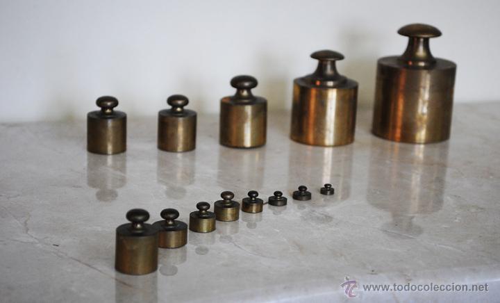 Antig&uuml;edades: JUEGO ANTIGUO DE 13 PESAS EN BRONCE - Foto 6