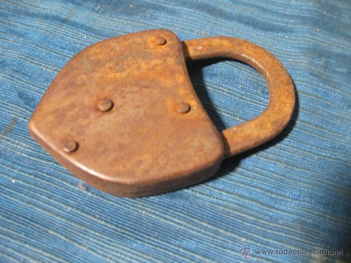 Antig&uuml;edades: CANDADO DE HIERRO DE 8 CMS DE ALTO SIN LLAVE - Foto 2