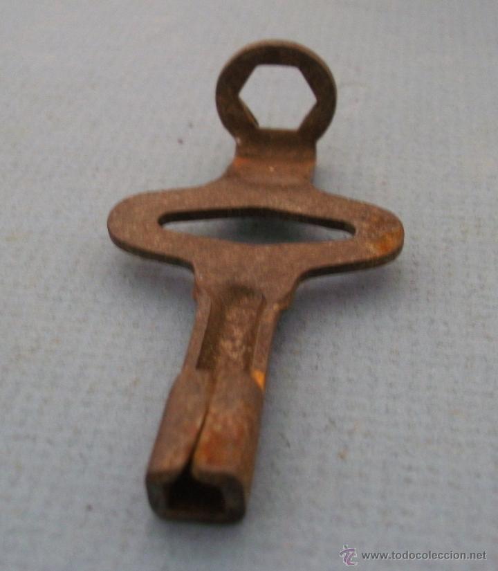 Antig&uuml;edades: llave con boca hexagonal y cuadrada para patines de rueda (7cm aprox) - Foto 2