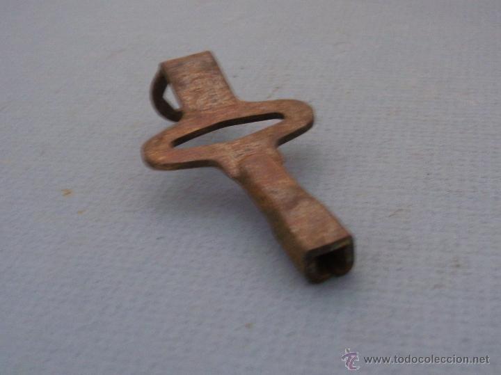 Antig&uuml;edades: llave con boca hexagonal y cuadrada para patines de rueda (7cm aprox) - Foto 3