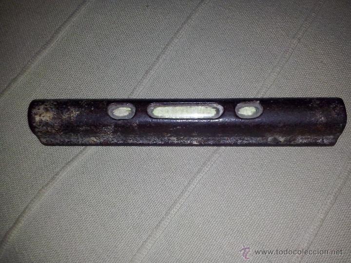 Antig&uuml;edades: antiguo nivel en hierro funciona mide 13.50 cms - Foto 1