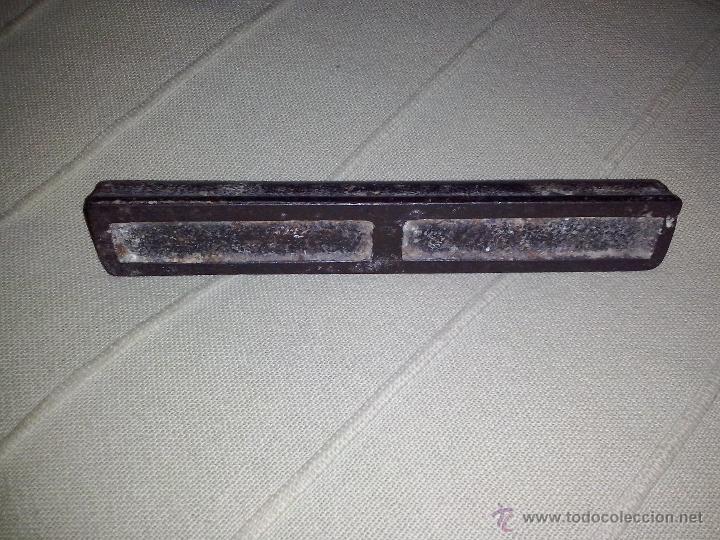 Antig&uuml;edades: antiguo nivel en hierro funciona mide 13.50 cms - Foto 2
