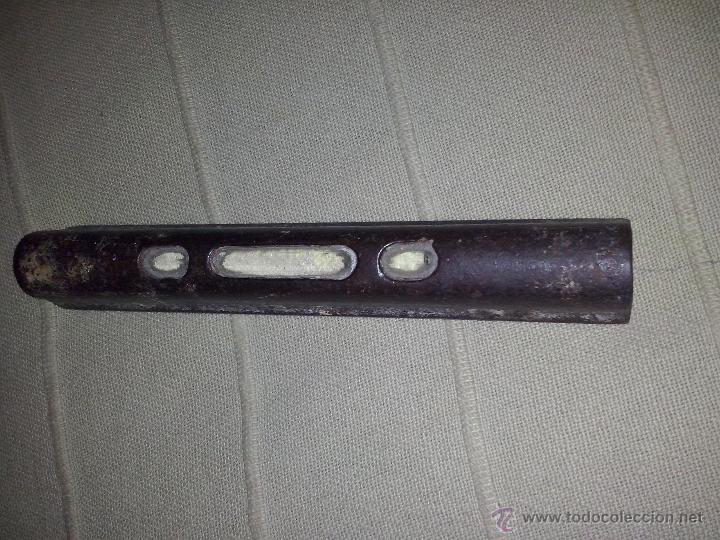 Antig&uuml;edades: antiguo nivel en hierro funciona mide 13.50 cms - Foto 3