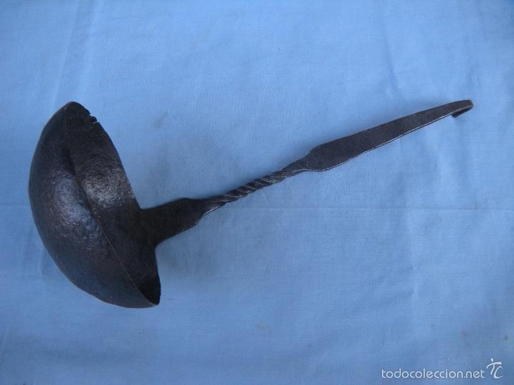 Antig&uuml;edades: ANTIGUO CAZO DE HIERRO FORJADO FORJA - Foto 1