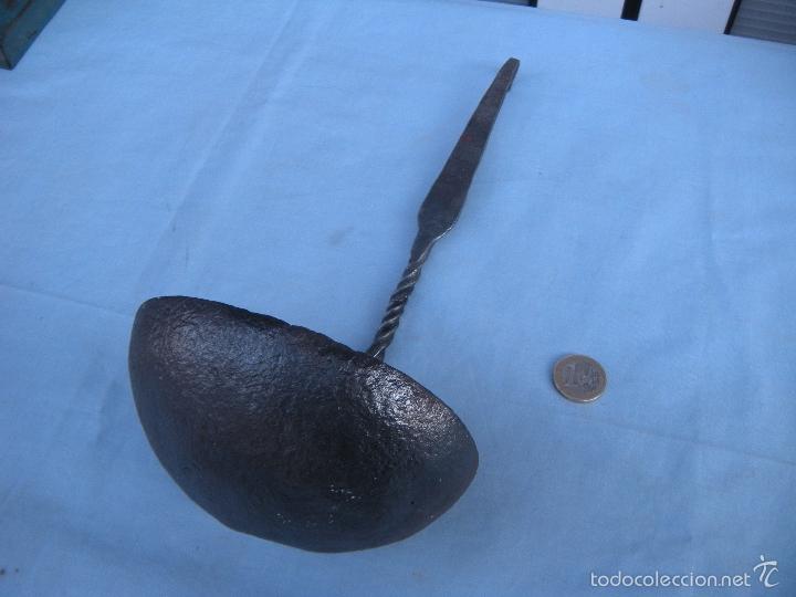 Antig&uuml;edades: ANTIGUO CAZO DE HIERRO FORJADO FORJA - Foto 6