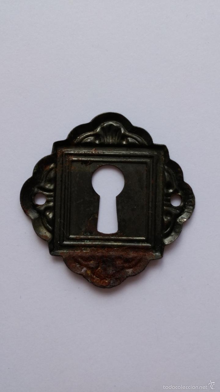 Antig&uuml;edades: Bocallave antigua de laton de 3,4 x 3,4 cms - Foto 2