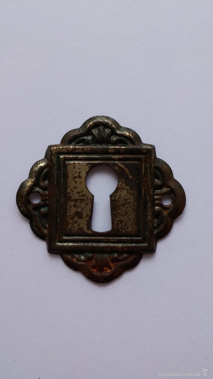 Antig&uuml;edades: Bocallave antigua de laton de 3,4 x 3,4 cms - Foto 3