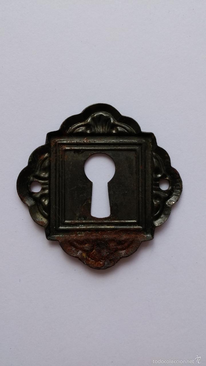 Antig&uuml;edades: Bocallave antigua de laton de 3,4 x 3,4 cms - Foto 4