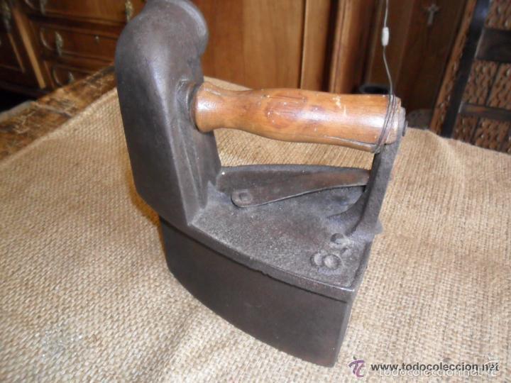 Antig&uuml;edades: PLANCHA DE CARB&Oacute;N CON CHIMENEA ANTIGUA - Foto 3