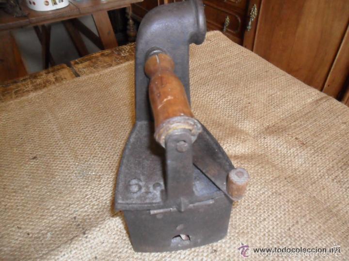 Antig&uuml;edades: PLANCHA DE CARB&Oacute;N CON CHIMENEA ANTIGUA - Foto 4