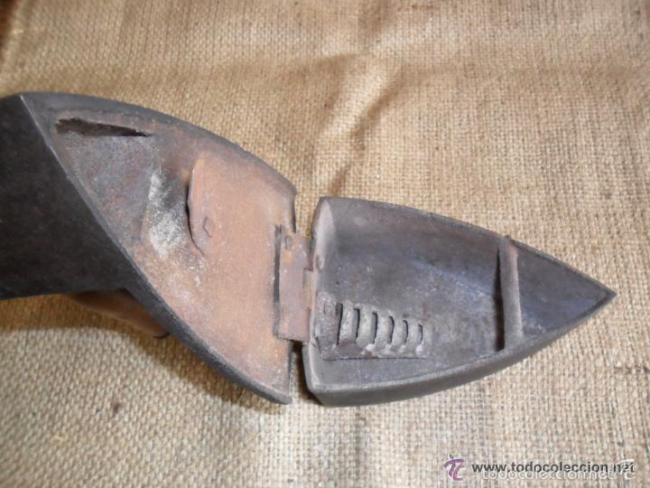 Antig&uuml;edades: PLANCHA DE CARB&Oacute;N CON CHIMENEA ANTIGUA - Foto 5