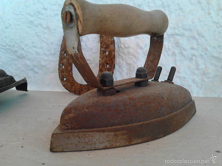 Antig&uuml;edades: plancha de hierro con mango de madera - Foto 2
