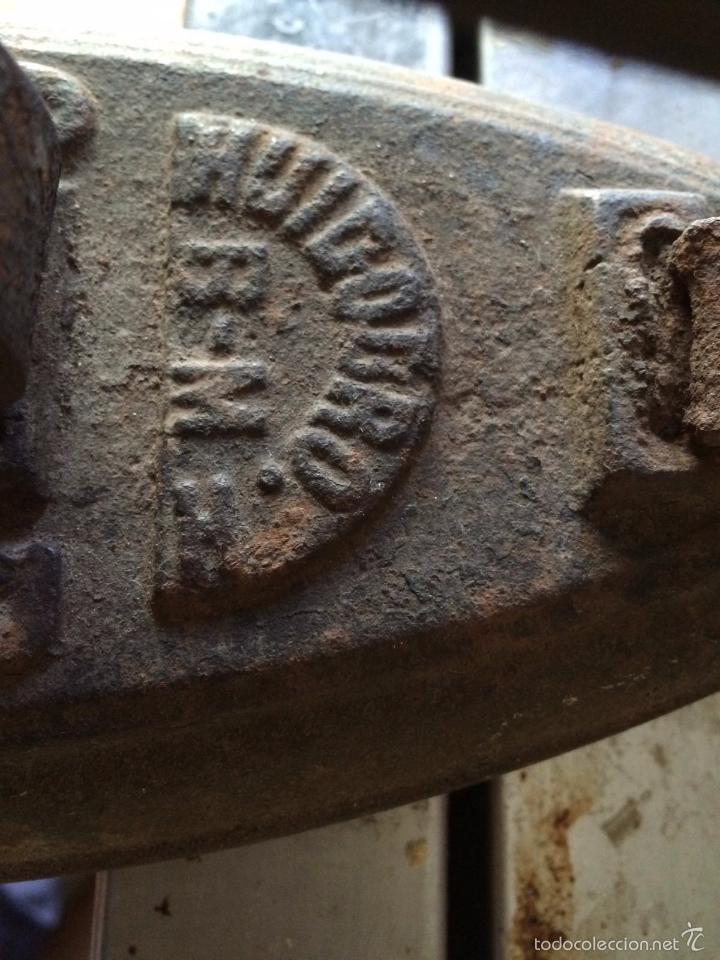 Antig&uuml;edades: Plancha de hierro, de precioso dise&ntilde;o. - Foto 2