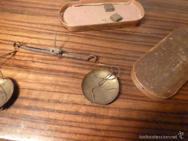 Antig&uuml;edades: caja de balanzas con dos pesos - Foto 2