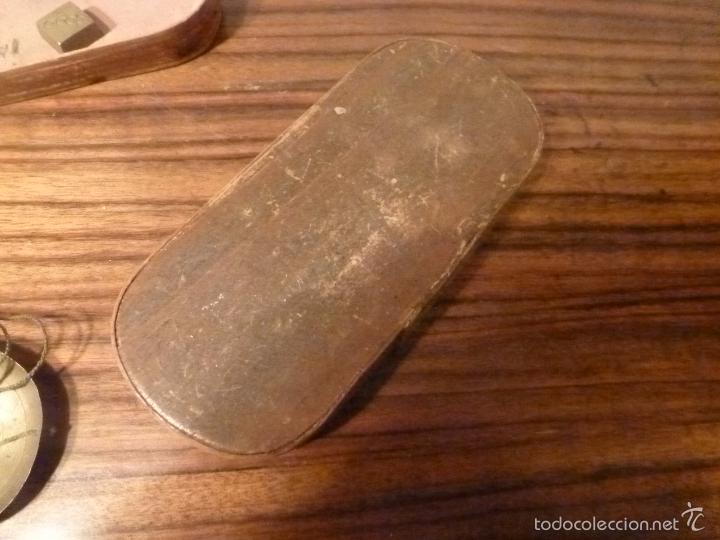 Antig&uuml;edades: caja de balanzas con dos pesos - Foto 3
