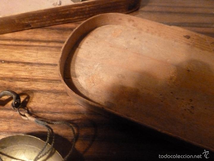 Antig&uuml;edades: caja de balanzas con dos pesos - Foto 4