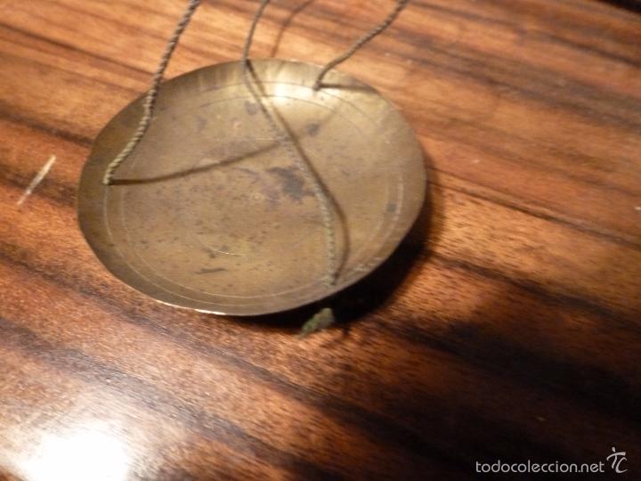Antig&uuml;edades: caja de balanzas con dos pesos - Foto 6