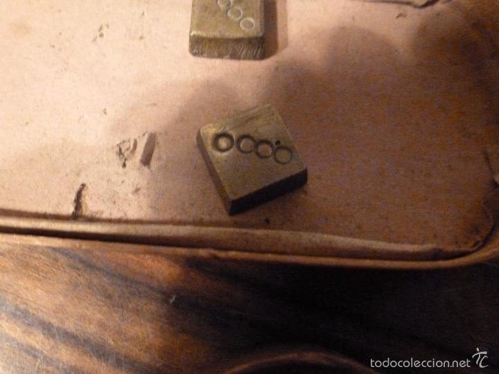 Antig&uuml;edades: caja de balanzas con dos pesos - Foto 10