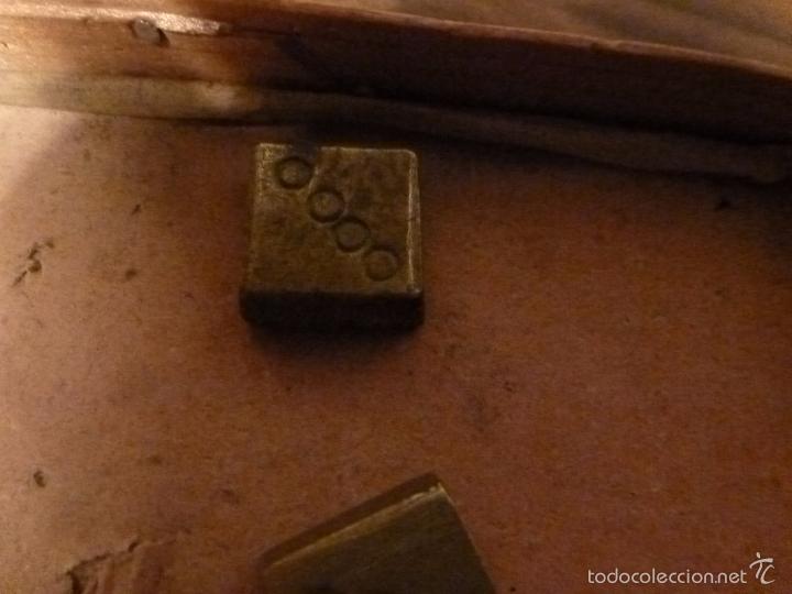 Antig&uuml;edades: caja de balanzas con dos pesos - Foto 11