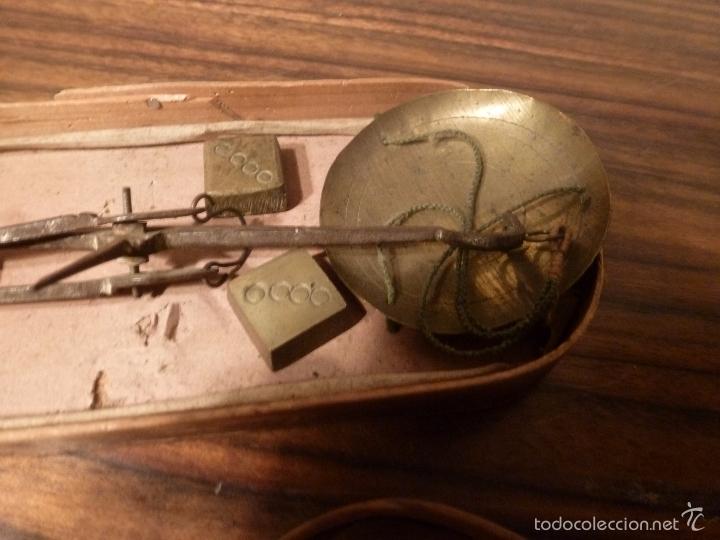 Antig&uuml;edades: caja de balanzas con dos pesos - Foto 12