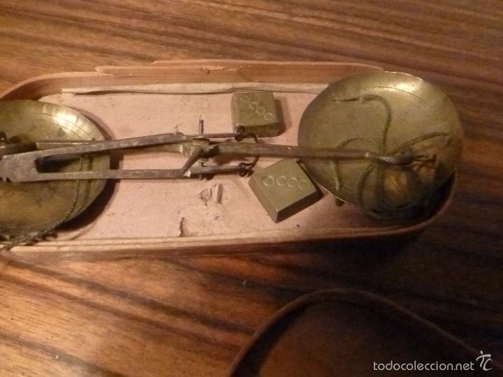 Antig&uuml;edades: caja de balanzas con dos pesos - Foto 14