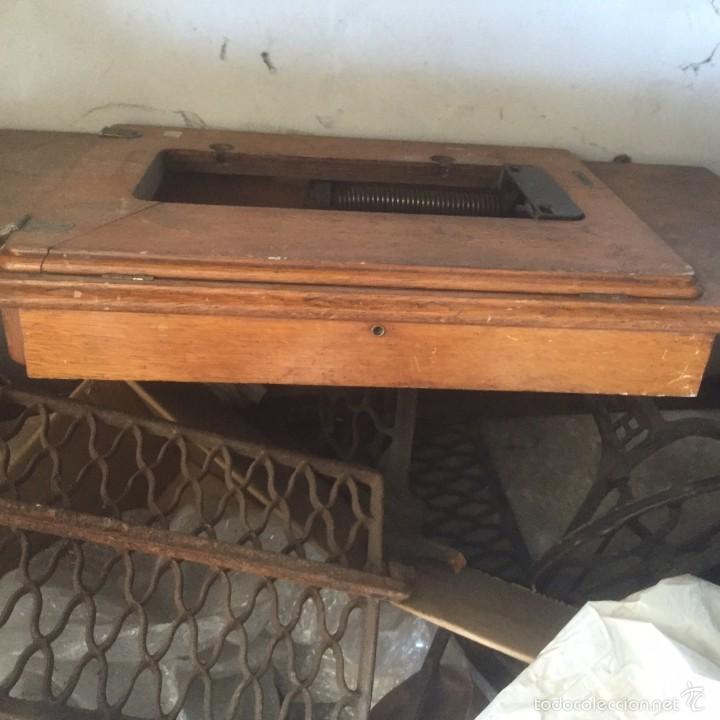 Antig&uuml;edades: cajon de madera maquina singer o otas - Foto 2