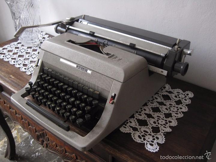 Antig&uuml;edades: M&Aacute;QUINA DE ESCRIBIR HISPANO OLIVETTI.- L&Iacute;NEA 90.- FUNCIONANDO.- - Foto 2