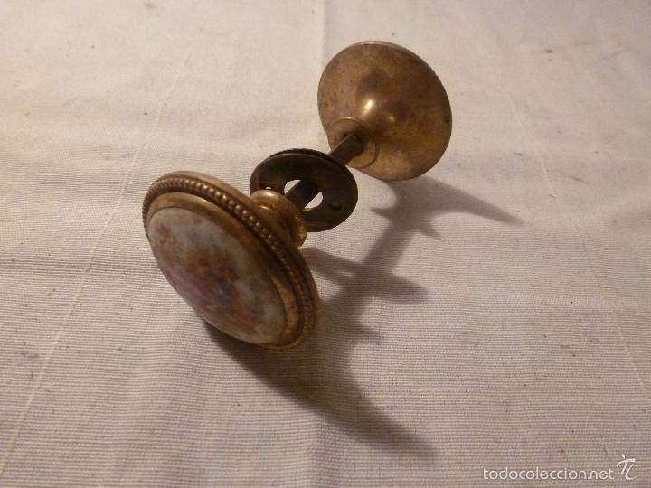 Antig&uuml;edades: MANETA DE BRONCE Y PORCELANA - Foto 1