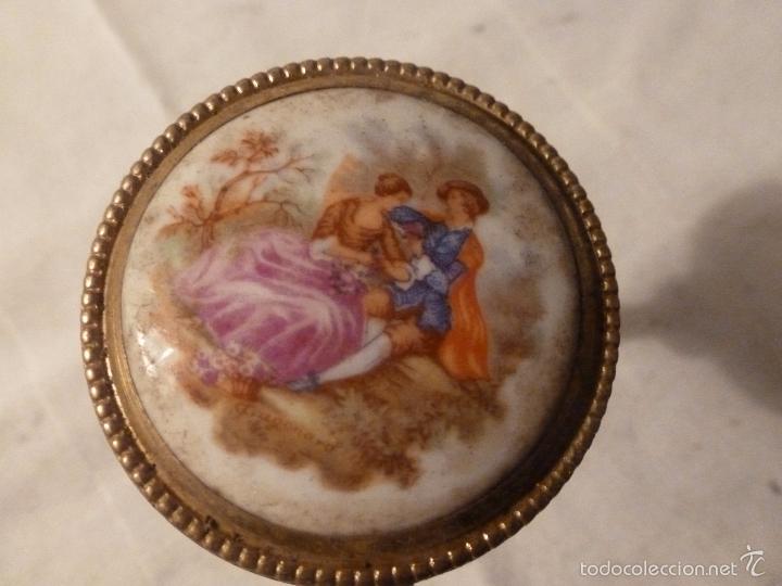 Antig&uuml;edades: MANETA DE BRONCE Y PORCELANA - Foto 2