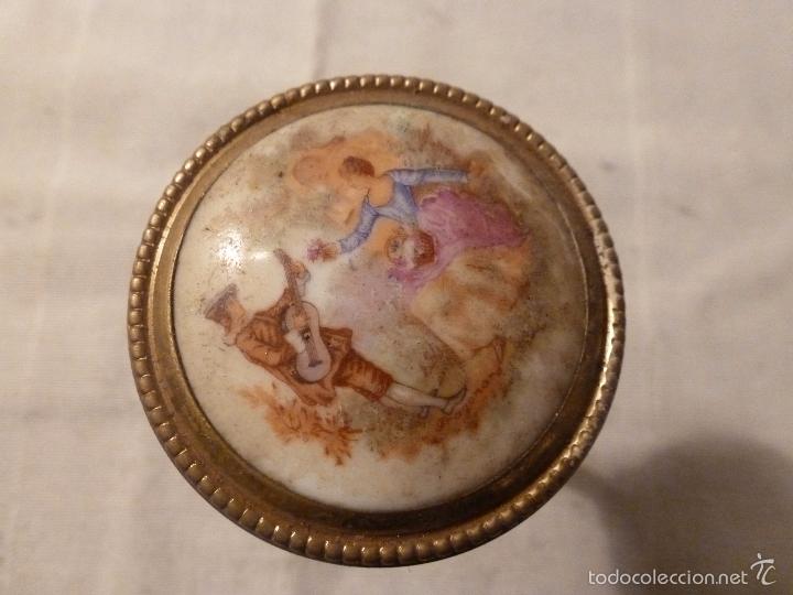 Antig&uuml;edades: MANETA DE BRONCE Y PORCELANA - Foto 3