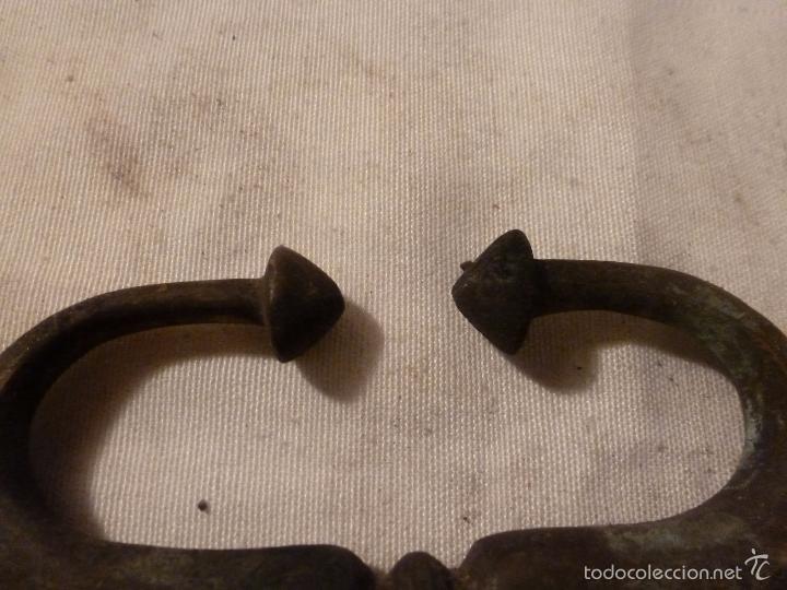 Antig&uuml;edades: asa de brasero de bronce - Foto 3