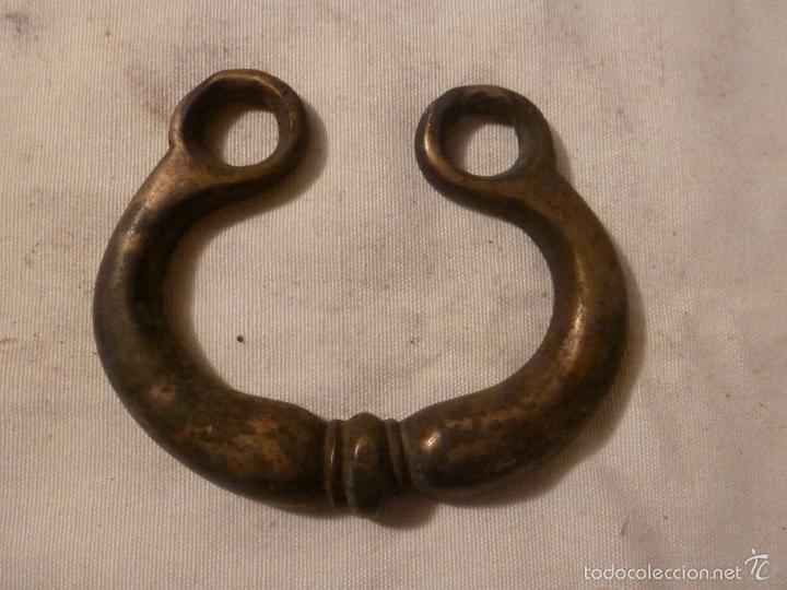 Antig&uuml;edades: asa de brasero de bronce - Foto 1