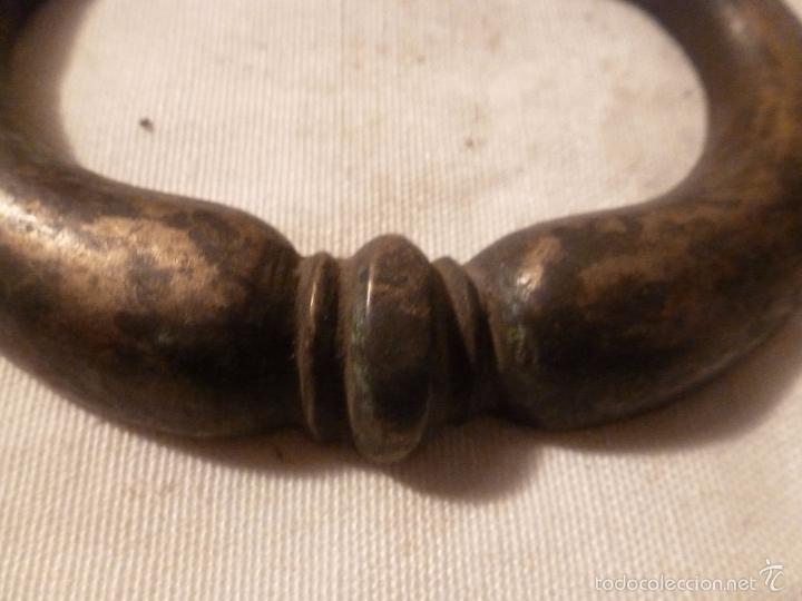 Antig&uuml;edades: asa de brasero de bronce - Foto 4