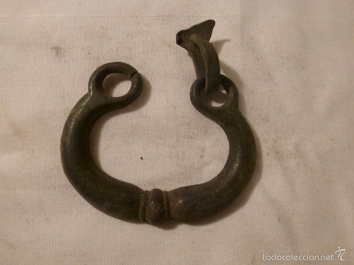 Antig&uuml;edades: asa de brasero de bronce - Foto 1